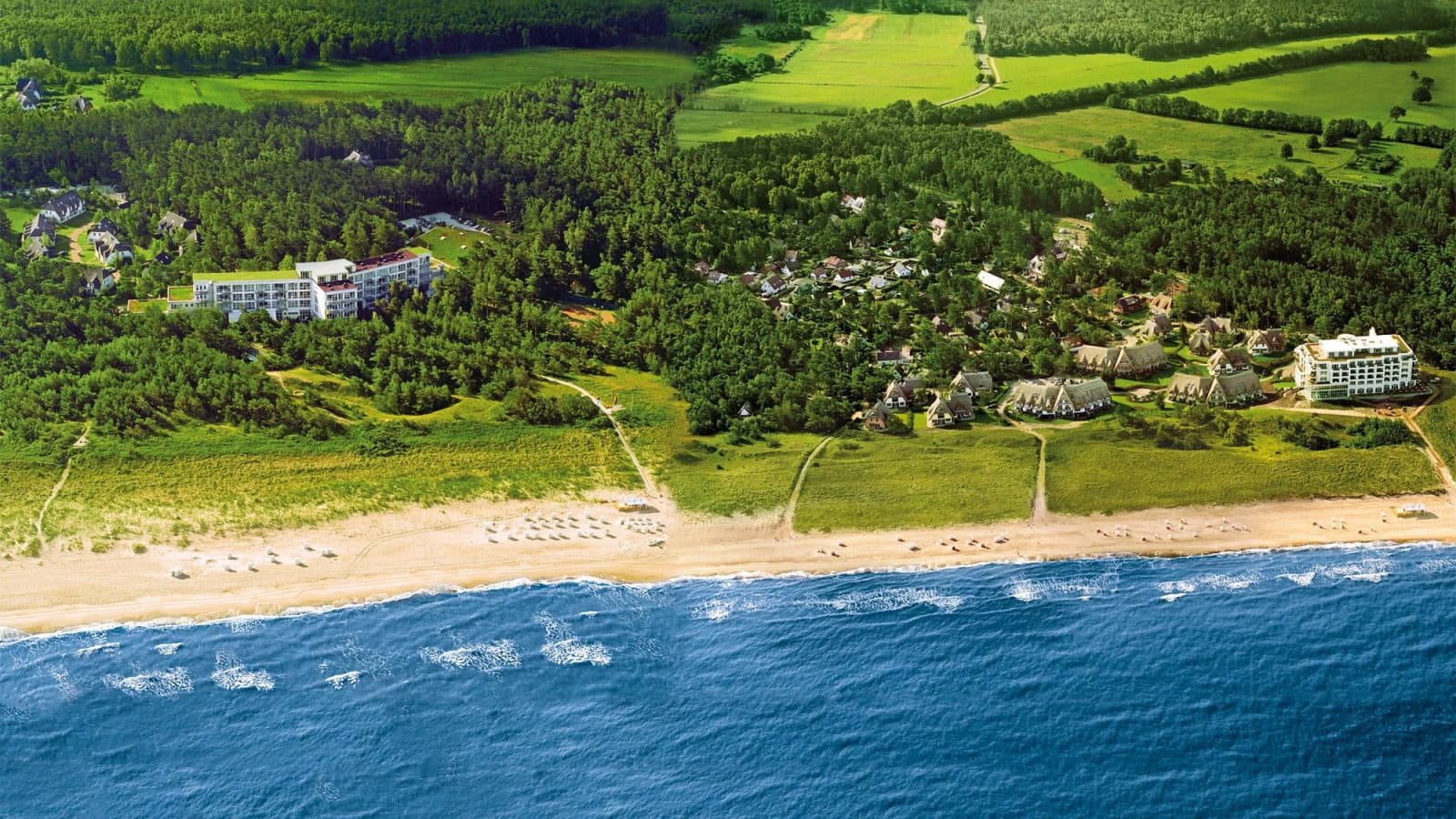 Luftbild des Strandhotel Fischlands und des Strandhotel Dünenmeers